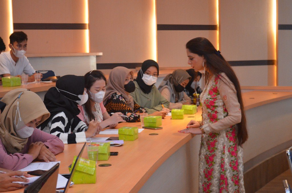 Dr. Amena Sibghatullah engaging with UNSOED students during the international workshop